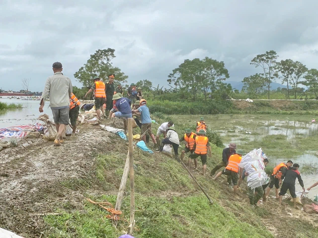 Lũ tràn qua đê bối, huyện Hiệp Hoà sơ tán 2.000 người dân trong đêm