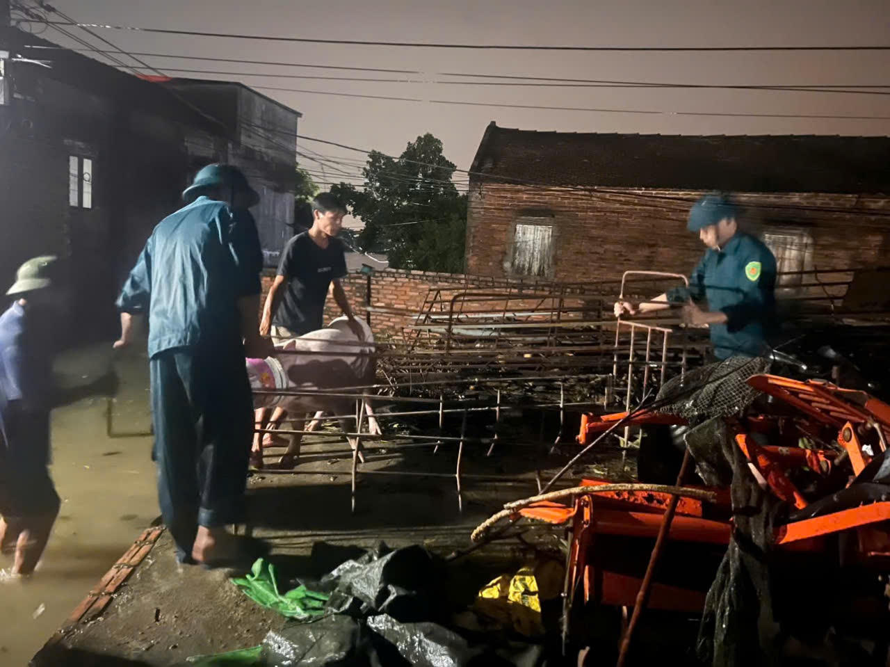 Lũ tràn qua đê bối, huyện Hiệp Hoà sơ tán 2.000 người dân trong đêm