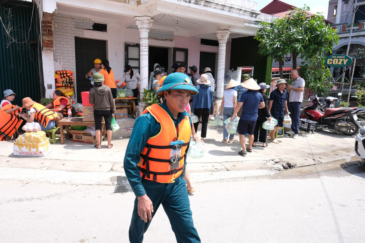 Nước sông Cầu xuống chậm, 5.200 người dân Mai Đình (Bắc Giang) sống cảnh ngập lụt