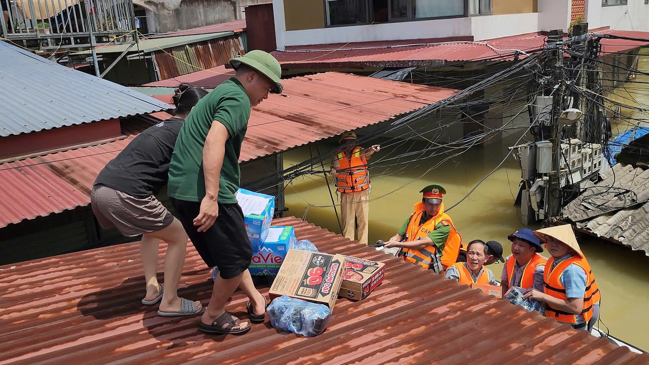 Nước sông Cầu xuống chậm, 5.200 người dân Mai Đình (Bắc Giang) sống cảnh ngập lụt