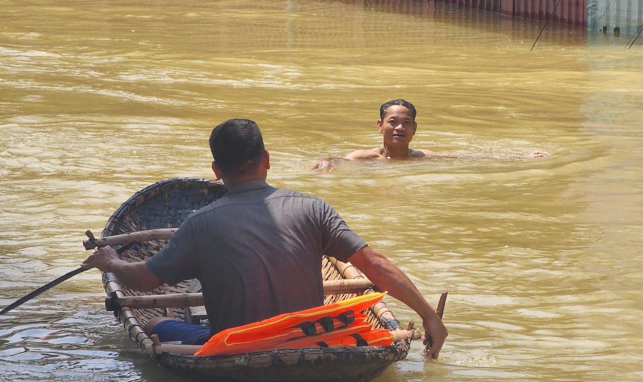 Nước sông Cầu xuống chậm, 5.200 người dân Mai Đình (Bắc Giang) sống cảnh ngập lụt
