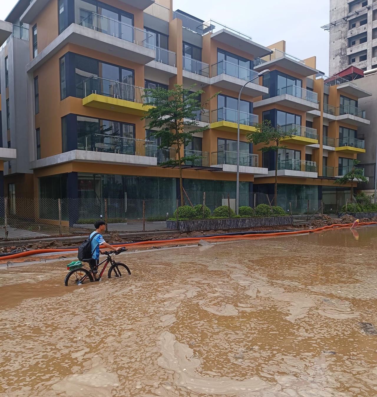 Người Hà Nội bất ngờ vì đường phố ngập sâu sau một đêm