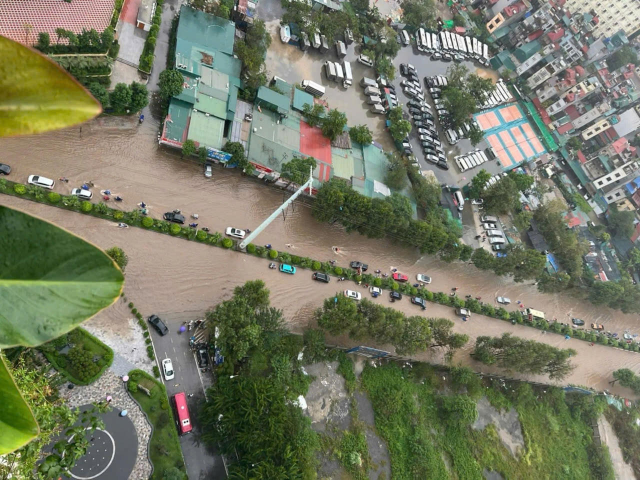 Người Hà Nội bất ngờ vì đường phố ngập sâu sau một đêm