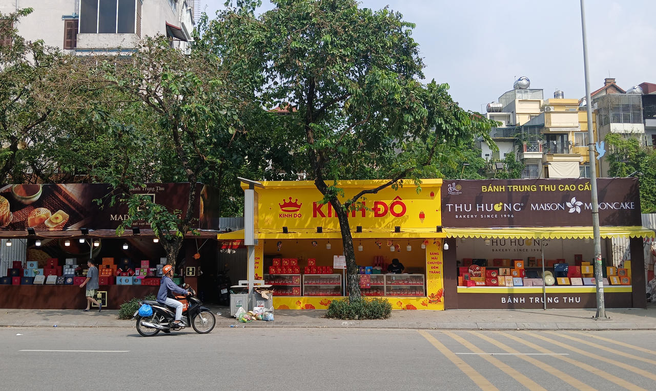 Bánh truyền thống hút khách, bánh "vỉa hè" ế ẩm dịp Tết Trung thu