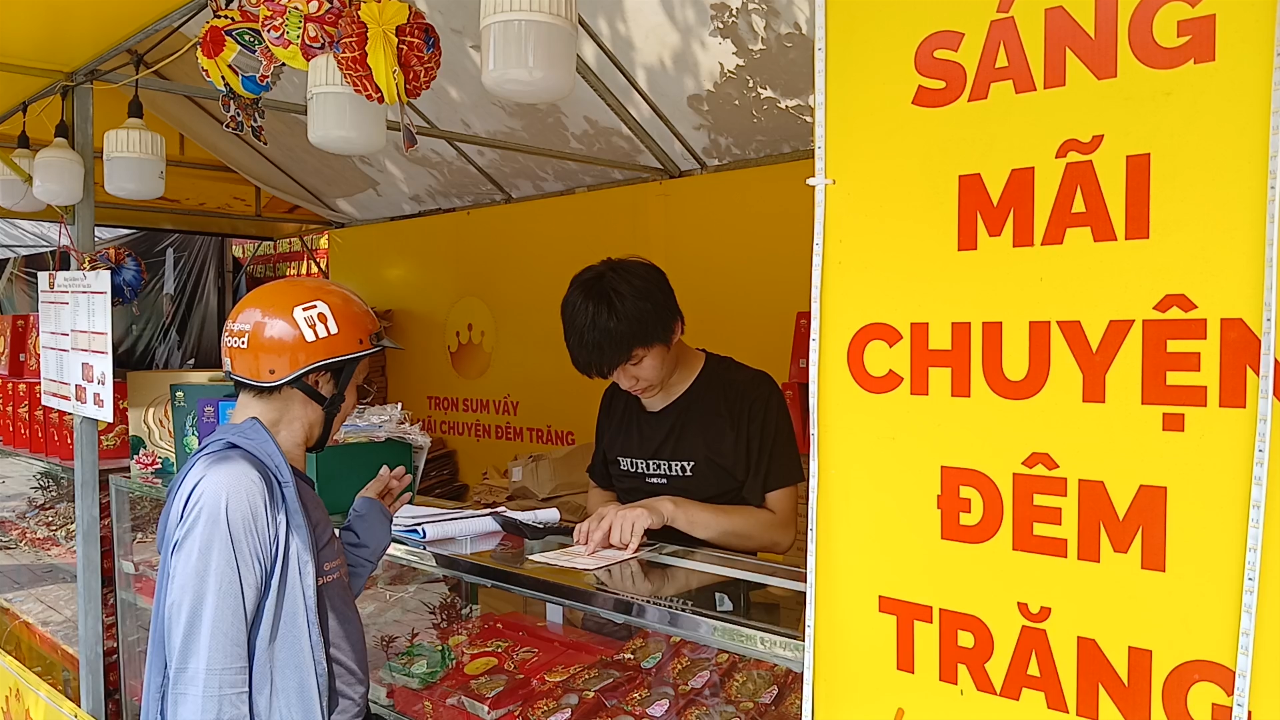 Bánh truyền thống hút khách, bánh "vỉa hè" ế ẩm dịp Tết Trung thu