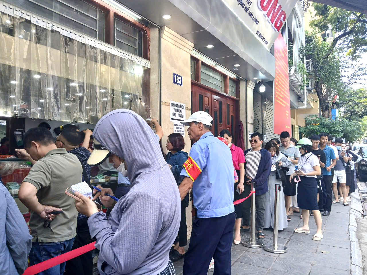 Bánh truyền thống hút khách, bánh "vỉa hè" ế ẩm dịp Tết Trung thu