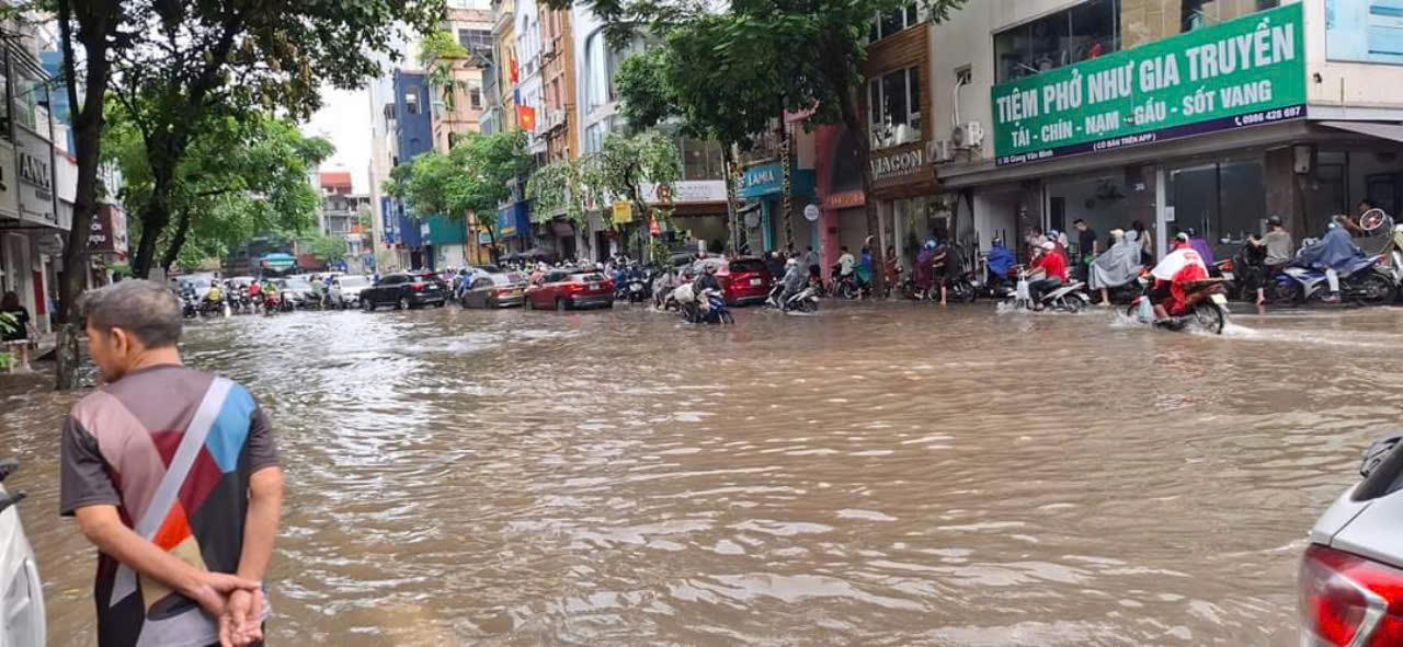 Người Hà Nội bất ngờ vì đường phố ngập sâu sau một đêm