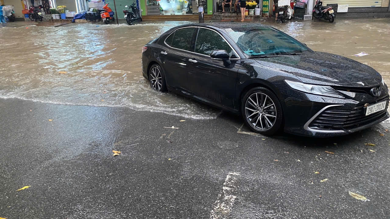 Người Hà Nội bất ngờ vì đường phố ngập sâu sau một đêm