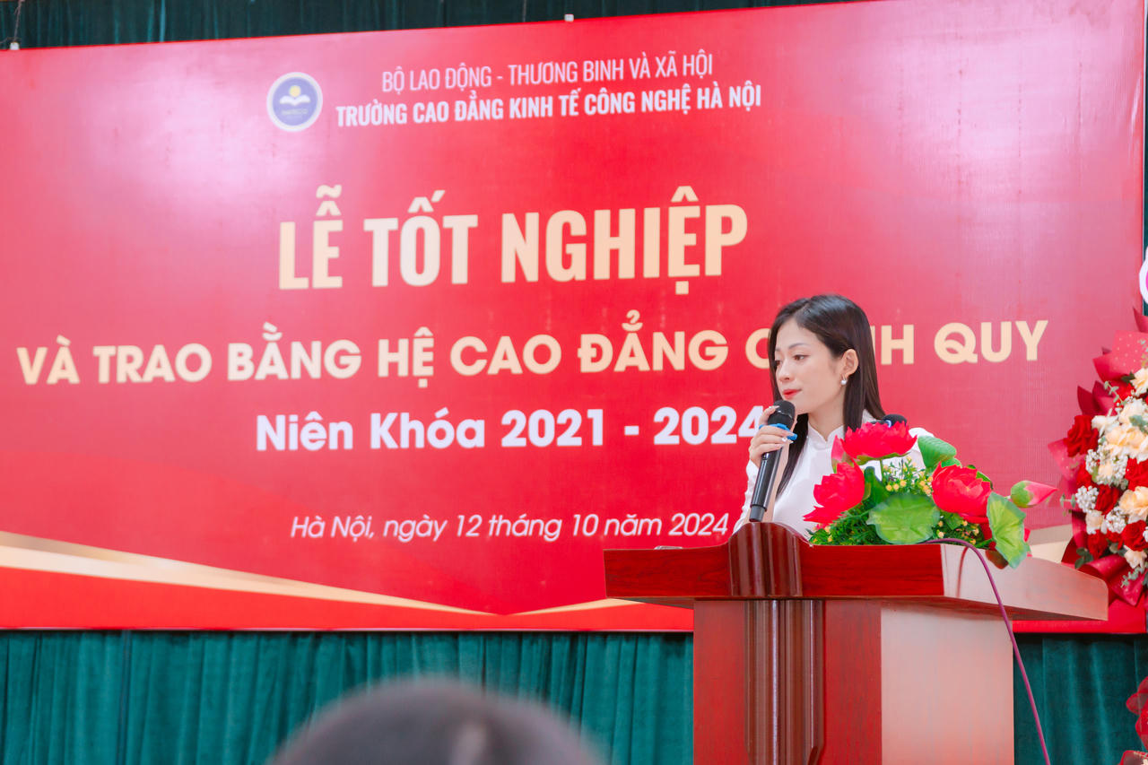 Trường Cao đẳng Kinh tế Công nghệ Hà Nội trao bằng cho 238 tân cử nhân