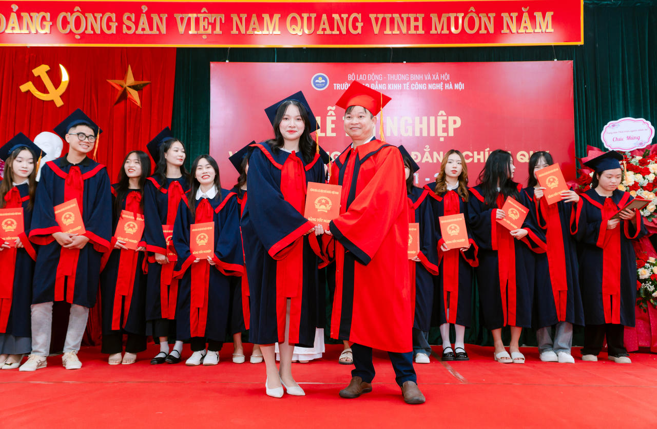 Trường Cao đẳng Kinh tế Công nghệ Hà Nội trao bằng cho 238 tân cử nhân