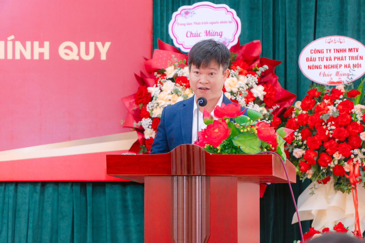 Trường Cao đẳng Kinh tế Công nghệ Hà Nội trao bằng cho 238 tân cử nhân