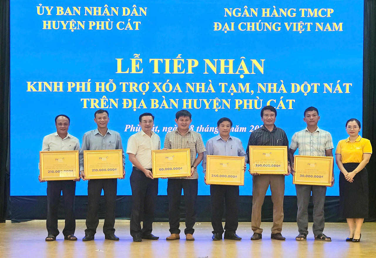 PVcomBank nhận Bằng khen của Chủ tịch UBND tỉnh Bình Định trong phong trào thi đua xóa nhà tạm, nhà dột nát trên địa bàn