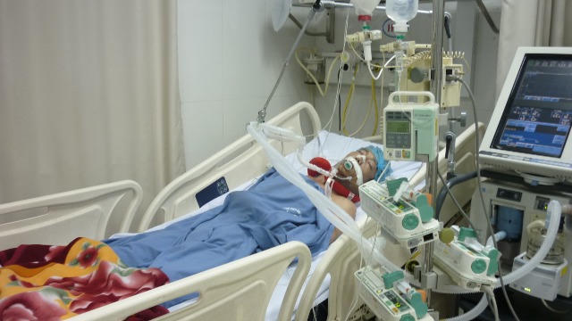 Nóng: Lái xe taxi nhảy từ cầu vượt Thái Hà đang nguy kịch