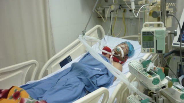 Nóng: Lái xe taxi nhảy từ cầu vượt Thái Hà đang nguy kịch