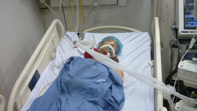 Nóng: Lái xe taxi nhảy từ cầu vượt Thái Hà đang nguy kịch