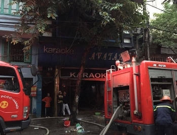 Hoảng hồn khi quán karaoke bốc cháy ở Hà Nội