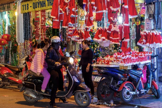 Ngắm Giáng sinh về lung linh trên phố phường Hà Nội