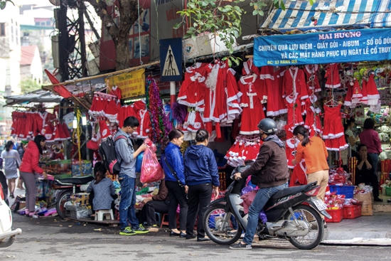 Ngắm Giáng sinh về lung linh trên phố phường Hà Nội