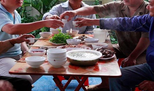 Hình ảnh hãi hùng vì ăn tiết canh khi mổ lợn đón Tết