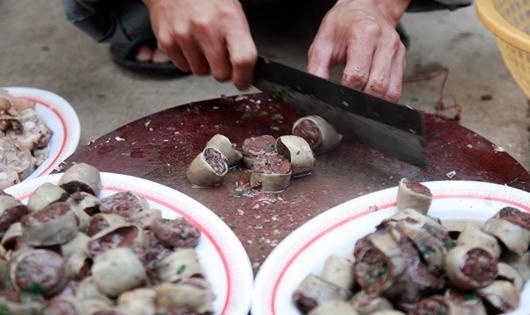 Hình ảnh hãi hùng vì ăn tiết canh khi mổ lợn đón Tết