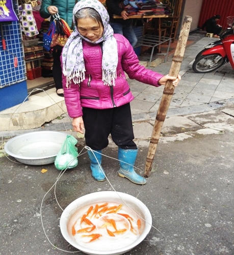 Người Hà Nội hối hả tiễn ông Công ông Táo về trời