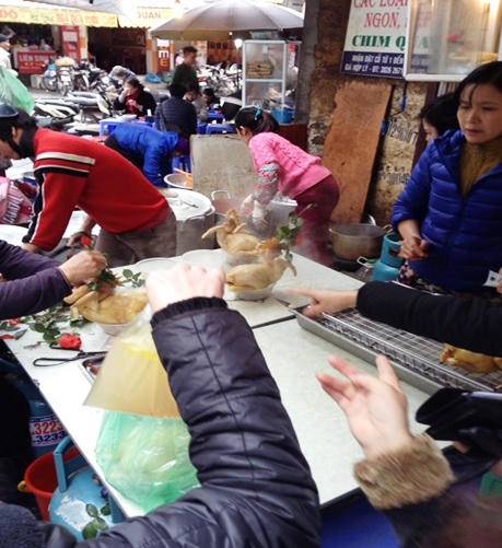 Người Hà Nội hối hả tiễn ông Công ông Táo về trời