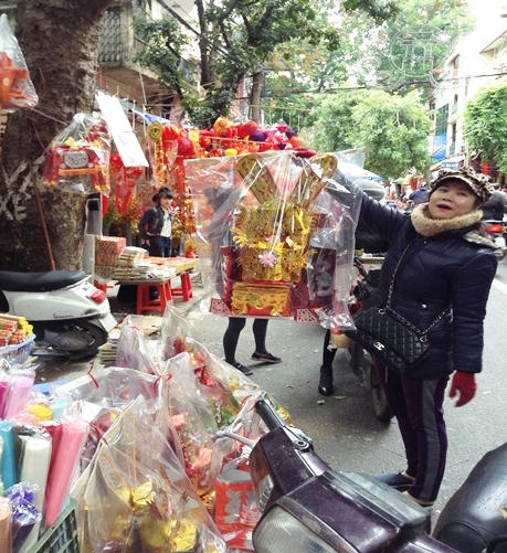 Người Hà Nội hối hả tiễn ông Công ông Táo về trời