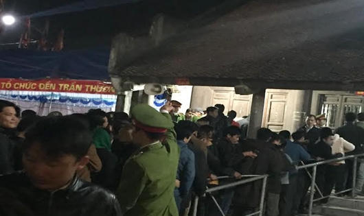 Vất vả xếp hàng cả km đợi phát lương ở đền Trần Thương