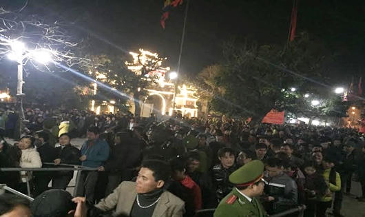 Vất vả xếp hàng cả km đợi phát lương ở đền Trần Thương