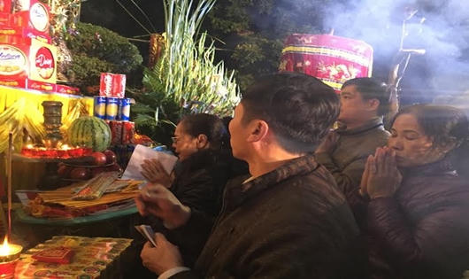 Vất vả xếp hàng cả km đợi phát lương ở đền Trần Thương