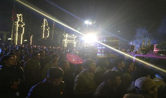 Vất vả xếp hàng cả km đợi phát lương ở đền Trần Thương