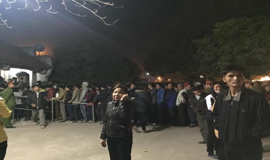 Vất vả xếp hàng cả km đợi phát lương ở đền Trần Thương