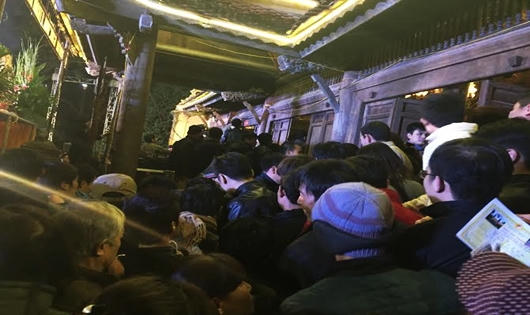 Vất vả xếp hàng cả km đợi phát lương ở đền Trần Thương