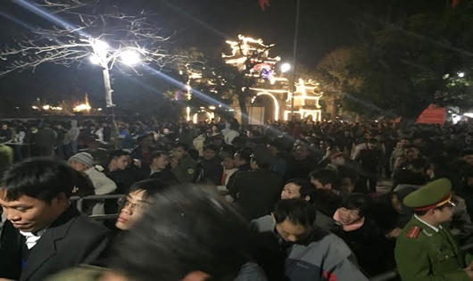 Vất vả xếp hàng cả km đợi phát lương ở đền Trần Thương