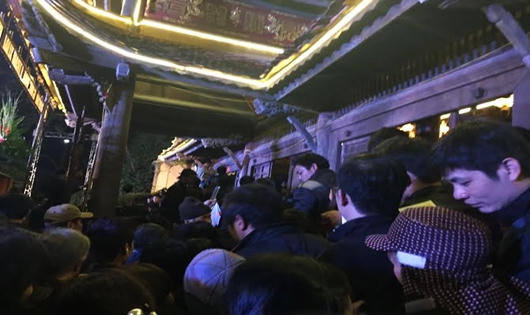 Vất vả xếp hàng cả km đợi phát lương ở đền Trần Thương