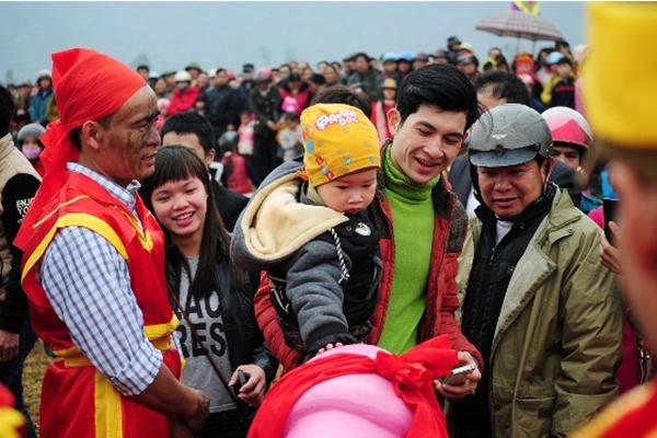 Tranh cãi nghi thức rước "của quý" tại lễ hội ở Lạng Sơn