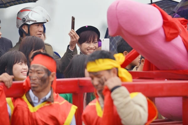 Tranh cãi nghi thức rước "của quý" tại lễ hội ở Lạng Sơn