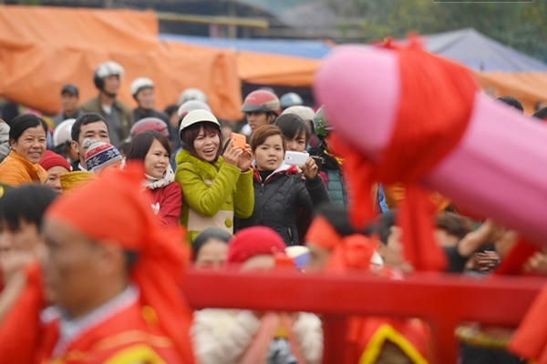 Tranh cãi nghi thức rước "của quý" tại lễ hội ở Lạng Sơn