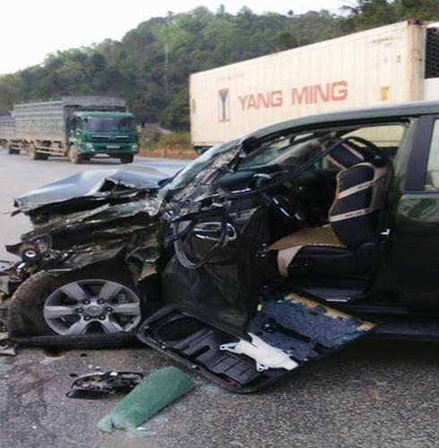 Đối đầu xe tải ở dốc Quan Tài, Prado tiền tỷ nát bét đầu