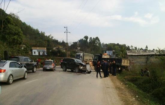 Đối đầu xe tải ở dốc Quan Tài, Prado tiền tỷ nát bét đầu