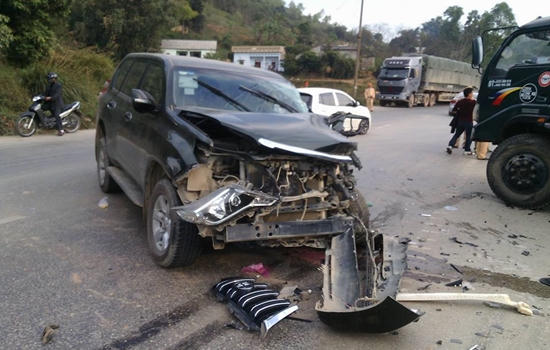 Đối đầu xe tải ở dốc Quan Tài, Prado tiền tỷ nát bét đầu