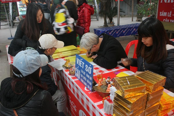 Khách nườm nượp đổ về, chùa Hương “bỏ túi” hàng tỷ đồng/ ngày