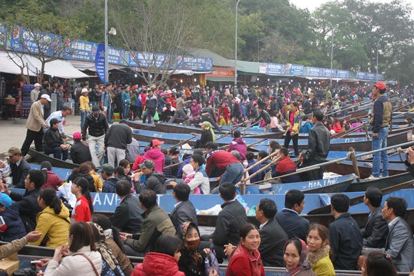 Khách nườm nượp đổ về, chùa Hương “bỏ túi” hàng tỷ đồng/ ngày