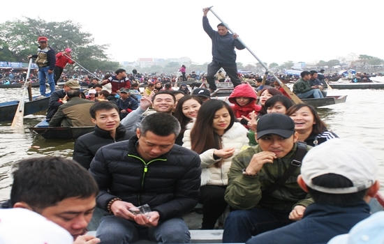 Khách nườm nượp đổ về, chùa Hương “bỏ túi” hàng tỷ đồng/ ngày