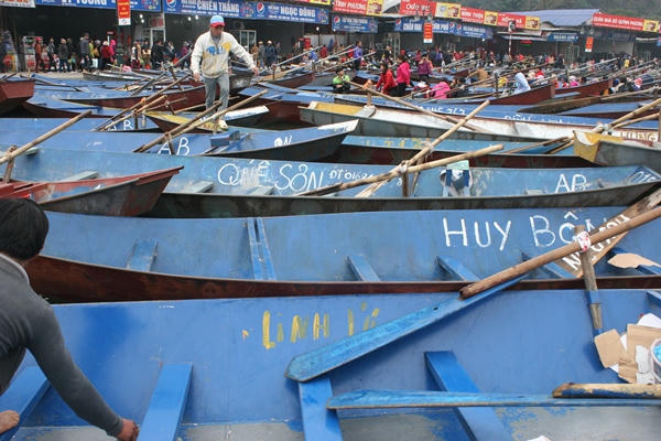 Khách nườm nượp đổ về, chùa Hương “bỏ túi” hàng tỷ đồng/ ngày