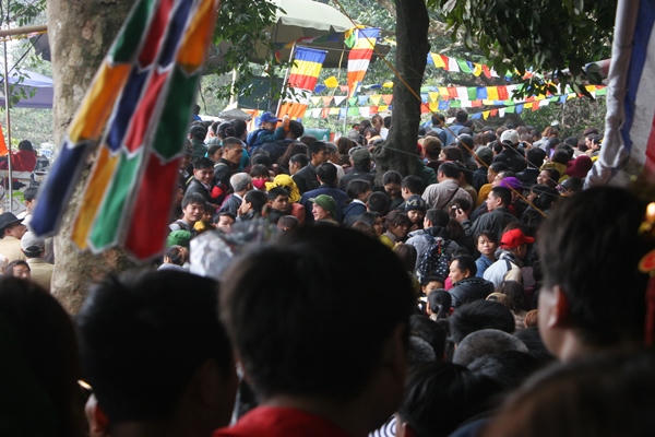 Khách nườm nượp đổ về, chùa Hương “bỏ túi” hàng tỷ đồng/ ngày