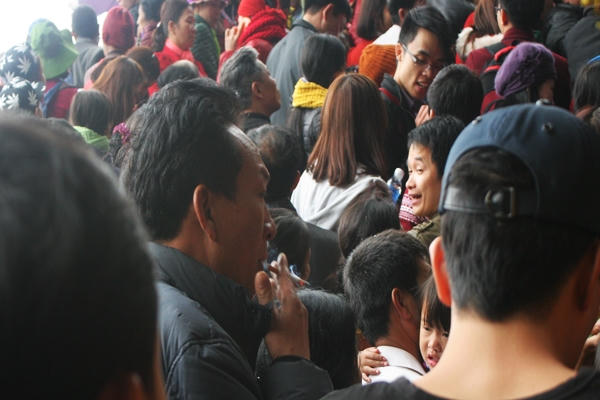 Khách nườm nượp đổ về, chùa Hương “bỏ túi” hàng tỷ đồng/ ngày