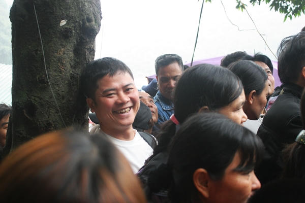 Khách nườm nượp đổ về, chùa Hương “bỏ túi” hàng tỷ đồng/ ngày