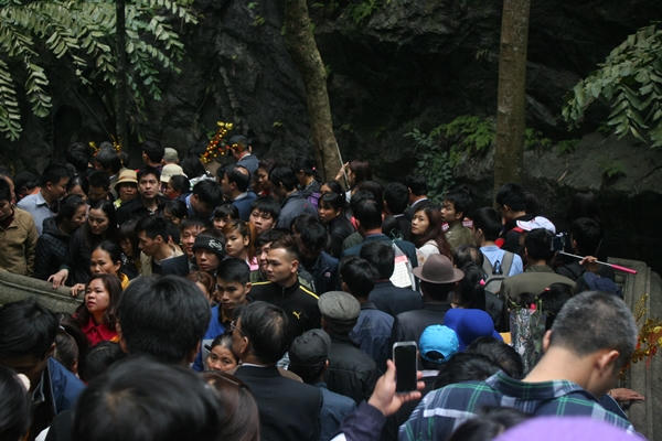 Khách nườm nượp đổ về, chùa Hương “bỏ túi” hàng tỷ đồng/ ngày