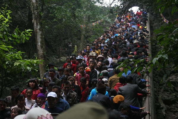 Khách nườm nượp đổ về, chùa Hương “bỏ túi” hàng tỷ đồng/ ngày